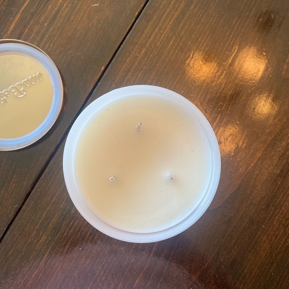 White Barn 3-Wick Candle - White Gardenia - Picture 4 of 4